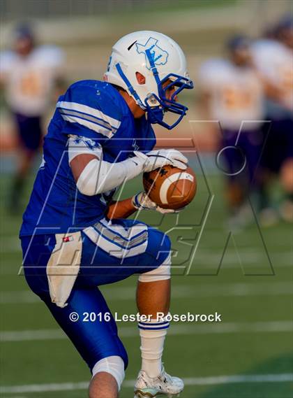 Thumbnail 3 in Liberty Hill vs La Vernia photogallery.