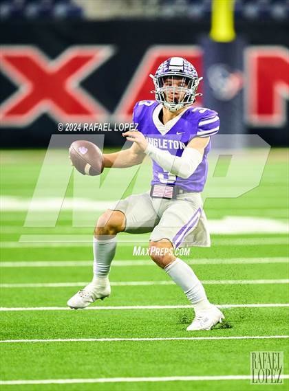 Thumbnail 2 in La Porte vs. Angleton (UIL 5A D1 Football Quarterfinal) photogallery.