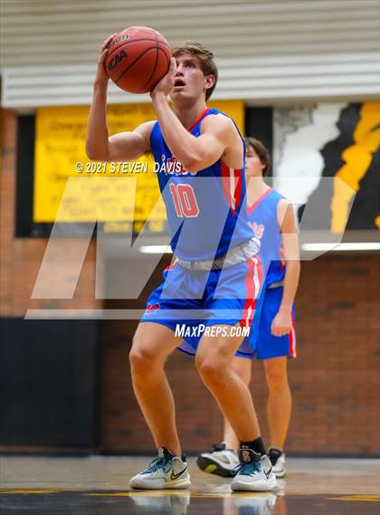 Thumbnail 3 in Valley Vista vs Mountain View (Welcome to the Jungle Holiday Tournament) photogallery.