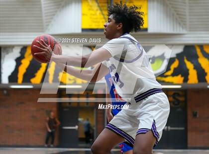 Thumbnail 2 in Valley Vista vs Mountain View (Welcome to the Jungle Holiday Tournament) photogallery.