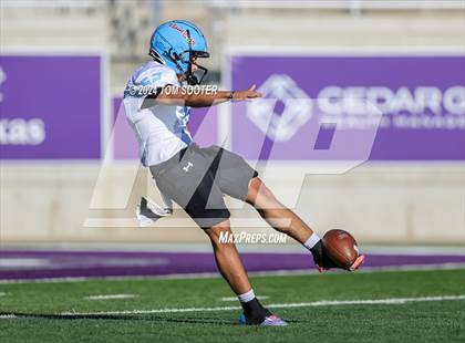 Thumbnail 3 in Ryan vs. Monterey (UIL Football 5A D1 Area) photogallery.