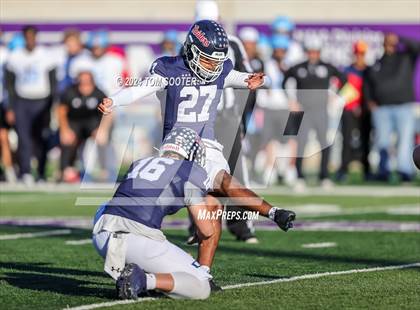 Thumbnail 1 in Ryan vs. Monterey (UIL Football 5A D1 Area) photogallery.