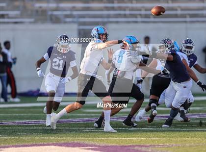 Thumbnail 2 in Ryan vs. Monterey (UIL Football 5A D1 Area) photogallery.