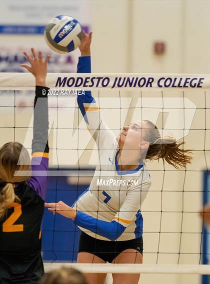 Thumbnail 2 in Bret Harte vs. Ripon Christian (CIF SJS D5 Final) photogallery.