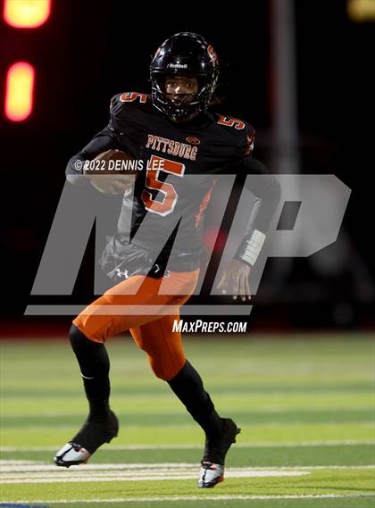 Thumbnail 3 in De La Salle vs. Pittsburg (CIF NCS Open Final) photogallery.