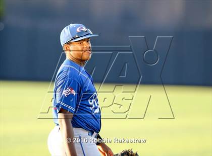 Thumbnail 1 in Oak Ridge vs. Dallas Jesuit (UIL 6A Regional Semifinal) photogallery.