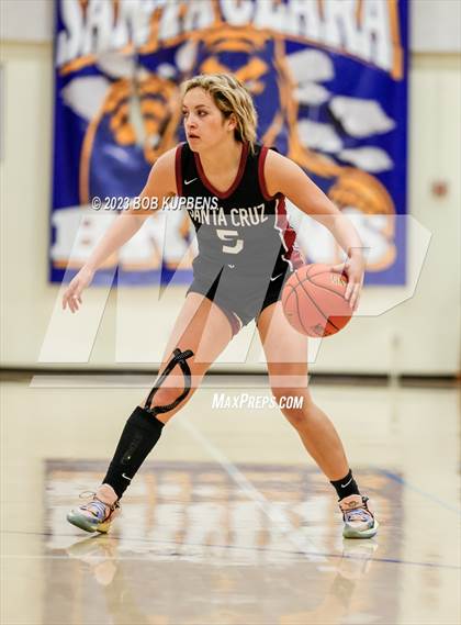 Thumbnail 2 in Mills vs. Santa Cruz photogallery.