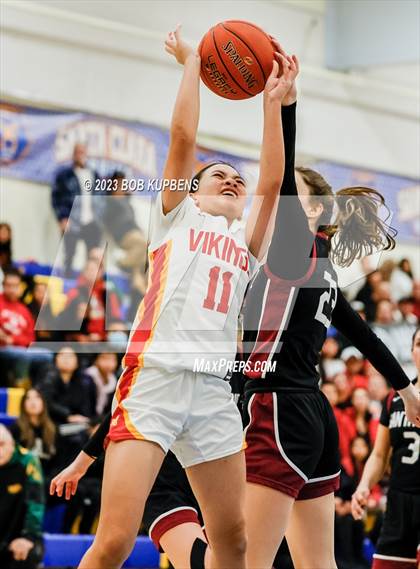 Thumbnail 2 in Mills vs. Santa Cruz photogallery.