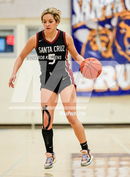 Thumbnail 3 in Mills vs. Santa Cruz photogallery.