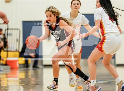 Thumbnail 2 in Mills vs. Santa Cruz photogallery.