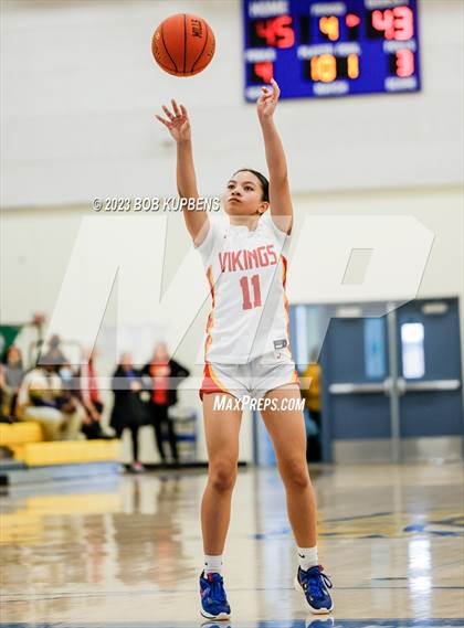 Thumbnail 3 in Mills vs. Santa Cruz photogallery.