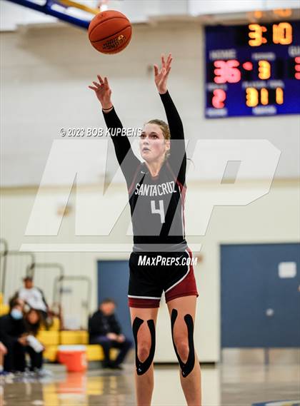 Thumbnail 3 in Mills vs. Santa Cruz photogallery.