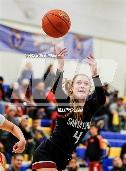 Thumbnail 3 in Mills vs. Santa Cruz photogallery.