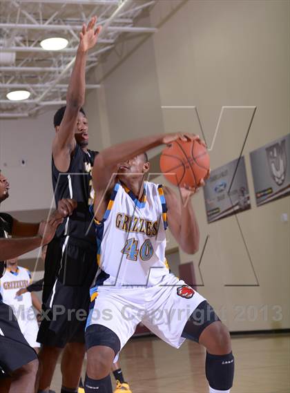 Thumbnail 1 in Los Osos vs. Wenonah (MaxPreps Holiday Classic) photogallery.