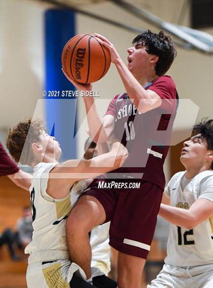 Thumbnail 3 in Mater Dei Catholic vs. Bishop's photogallery.