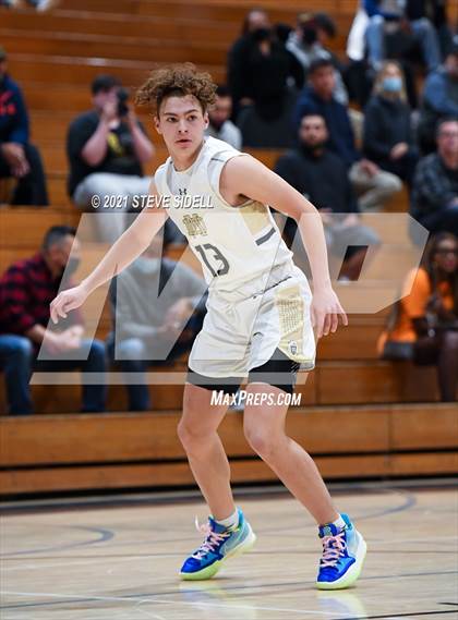 Thumbnail 1 in Mater Dei Catholic vs. Bishop's photogallery.