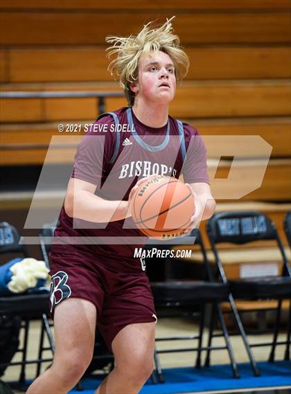 Thumbnail 1 in Mater Dei Catholic vs. Bishop's photogallery.