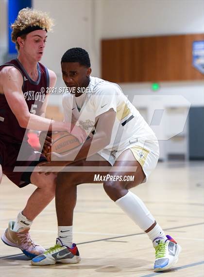 Thumbnail 1 in Mater Dei Catholic vs. Bishop's photogallery.