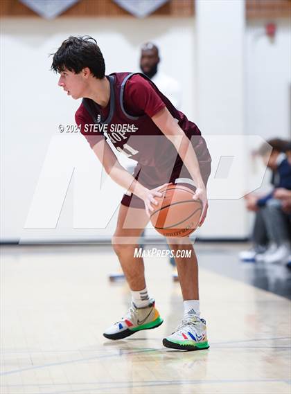 Thumbnail 2 in Mater Dei Catholic vs. Bishop's photogallery.