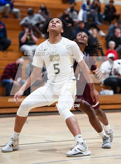 Thumbnail 3 in Mater Dei Catholic vs. Bishop's photogallery.
