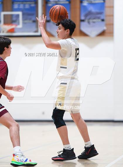 Thumbnail 3 in Mater Dei Catholic vs. Bishop's photogallery.