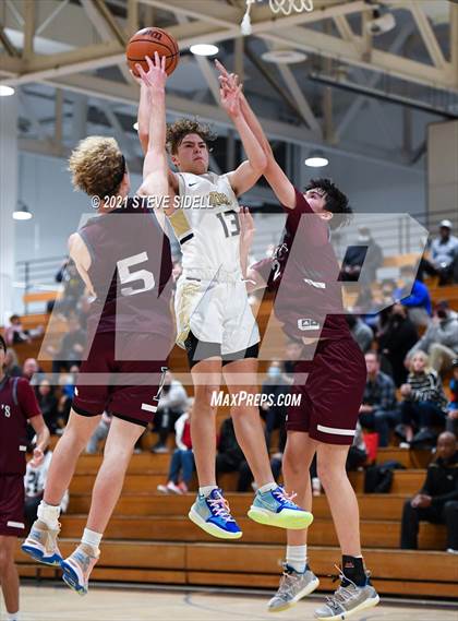 Thumbnail 2 in Mater Dei Catholic vs. Bishop's photogallery.