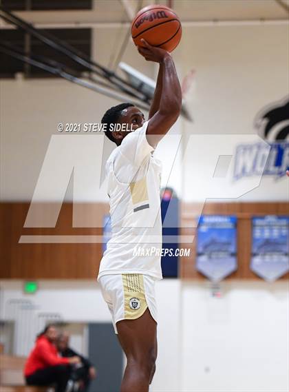 Thumbnail 3 in Mater Dei Catholic vs. Bishop's photogallery.
