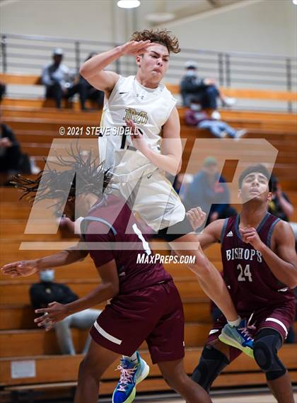 Thumbnail 1 in Mater Dei Catholic vs. Bishop's photogallery.