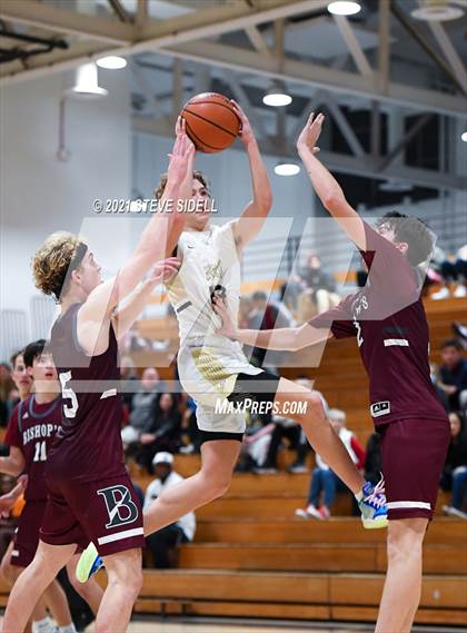 Thumbnail 3 in Mater Dei Catholic vs. Bishop's photogallery.