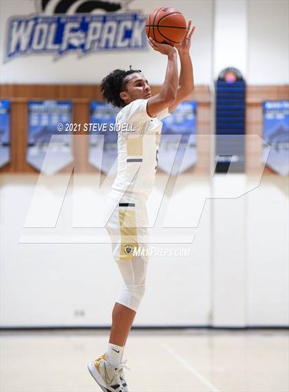 Thumbnail 1 in Mater Dei Catholic vs. Bishop's photogallery.