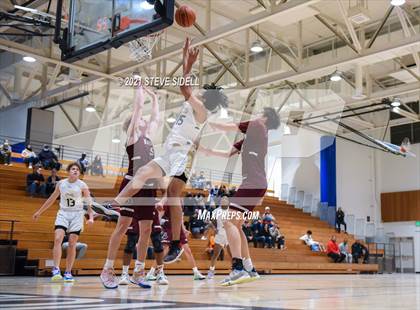 Thumbnail 3 in Mater Dei Catholic vs. Bishop's photogallery.