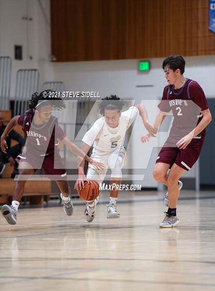 Thumbnail 2 in Mater Dei Catholic vs. Bishop's photogallery.