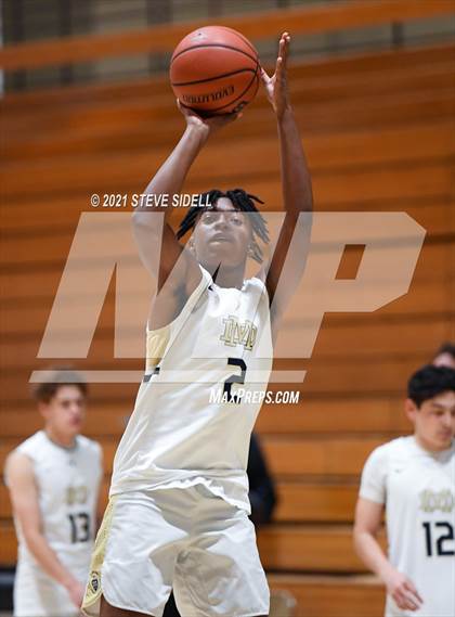 Thumbnail 1 in Mater Dei Catholic vs. Bishop's photogallery.