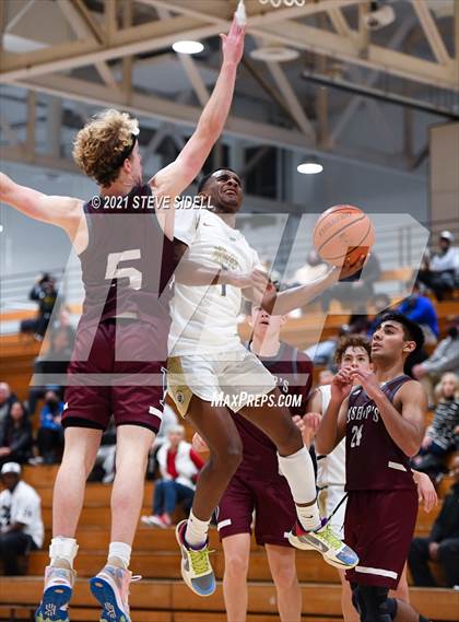 Thumbnail 1 in Mater Dei Catholic vs. Bishop's photogallery.