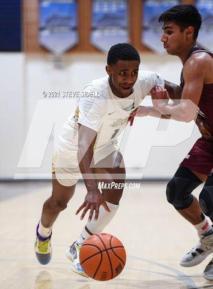Thumbnail 2 in Mater Dei Catholic vs. Bishop's photogallery.