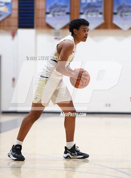 Thumbnail 3 in Mater Dei Catholic vs. Bishop's photogallery.