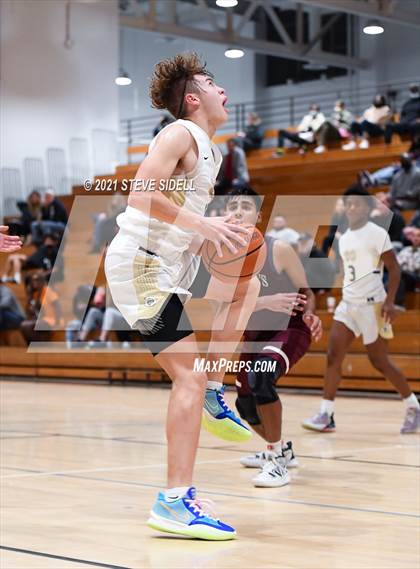 Thumbnail 1 in Mater Dei Catholic vs. Bishop's photogallery.