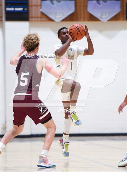 Thumbnail 3 in Mater Dei Catholic vs. Bishop's photogallery.