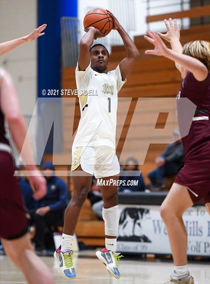 Thumbnail 2 in Mater Dei Catholic vs. Bishop's photogallery.