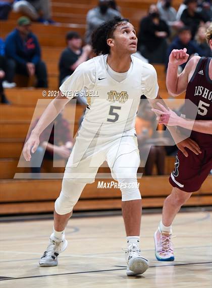 Thumbnail 2 in Mater Dei Catholic vs. Bishop's photogallery.
