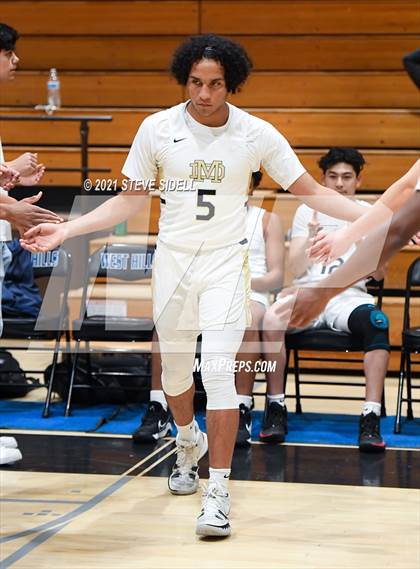 Thumbnail 2 in Mater Dei Catholic vs. Bishop's photogallery.