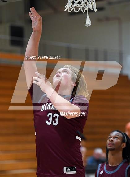 Thumbnail 2 in Mater Dei Catholic vs. Bishop's photogallery.