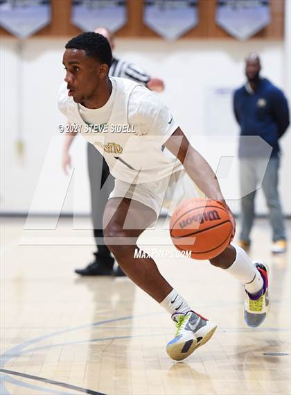 Thumbnail 2 in Mater Dei Catholic vs. Bishop's photogallery.