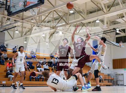 Thumbnail 2 in Mater Dei Catholic vs. Bishop's photogallery.