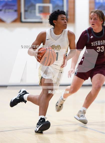 Thumbnail 1 in Mater Dei Catholic vs. Bishop's photogallery.