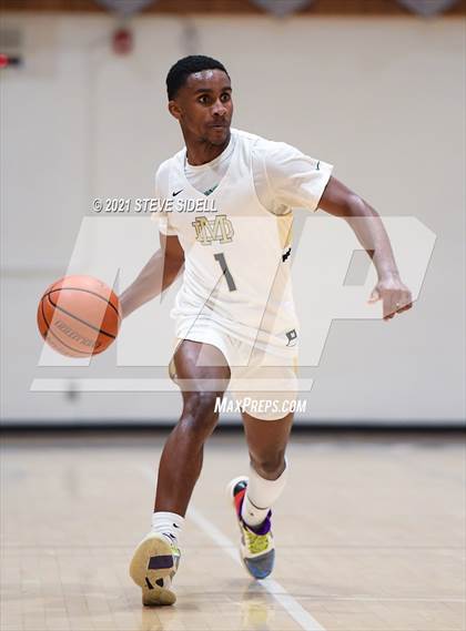 Thumbnail 3 in Mater Dei Catholic vs. Bishop's photogallery.