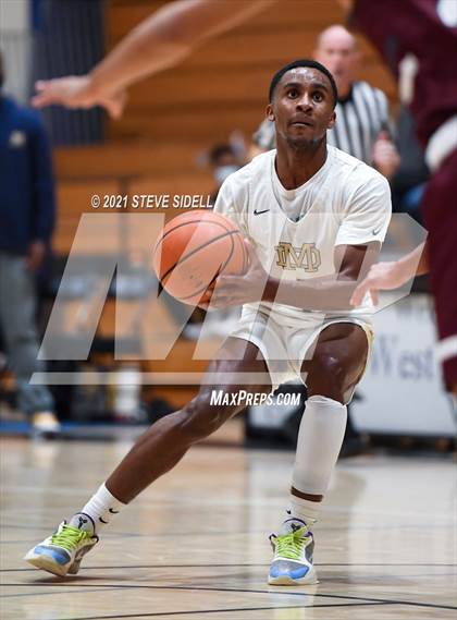 Thumbnail 3 in Mater Dei Catholic vs. Bishop's photogallery.