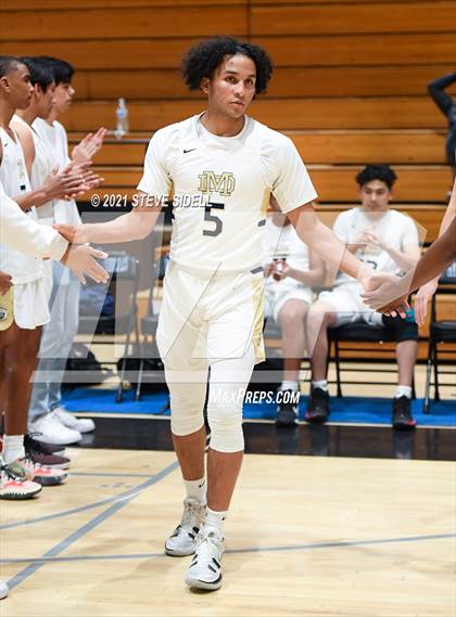 Thumbnail 3 in Mater Dei Catholic vs. Bishop's photogallery.