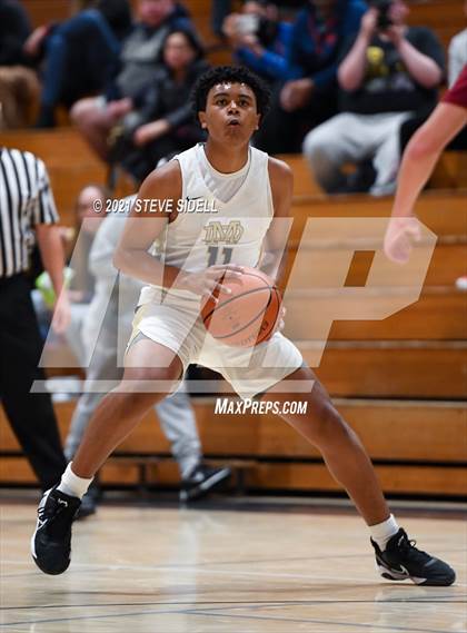 Thumbnail 1 in Mater Dei Catholic vs. Bishop's photogallery.