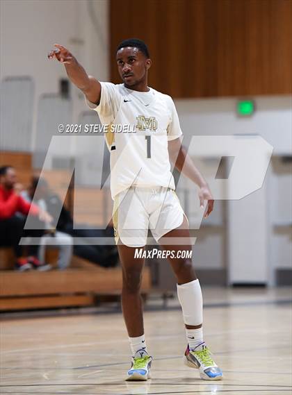 Thumbnail 2 in Mater Dei Catholic vs. Bishop's photogallery.